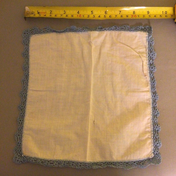 Vintage Bundle of White Laced Handkerchiefs - Picture 4 of 7